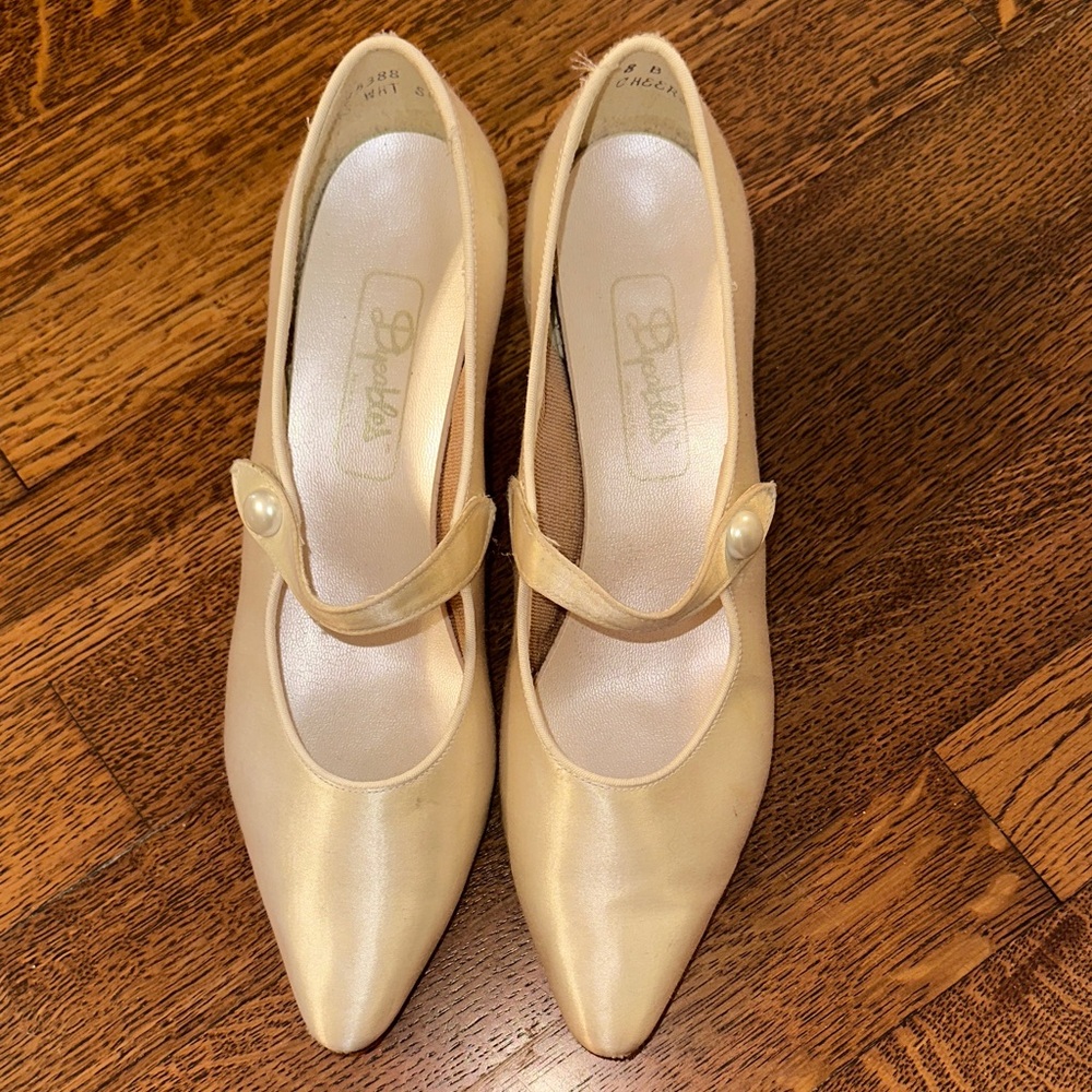 Vtg Dyeables “Cheers” Creamy‎ White Satin Dressy Mary Jane Pointy Toe Low Pumps